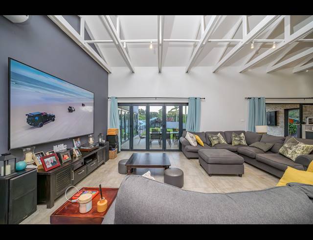 4 BEDROOM FREEHOLD FOR SALE IN COWIES HILL
